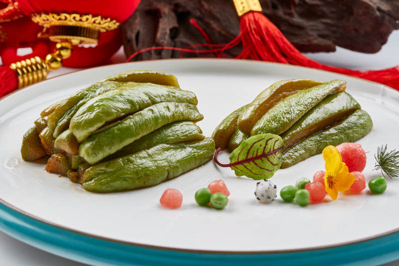 精美瓷餐具装的腌渍佛手瓜图片