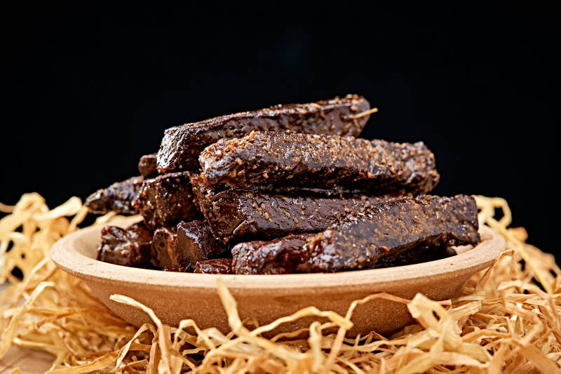 陶瓷餐具装摆的内蒙古特产牛肉干图片