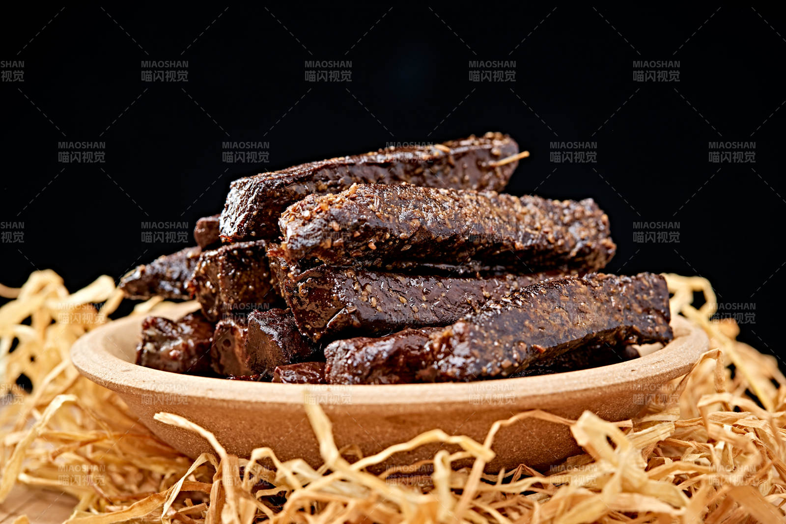 陶瓷餐具装摆的内蒙古特产牛肉干图片