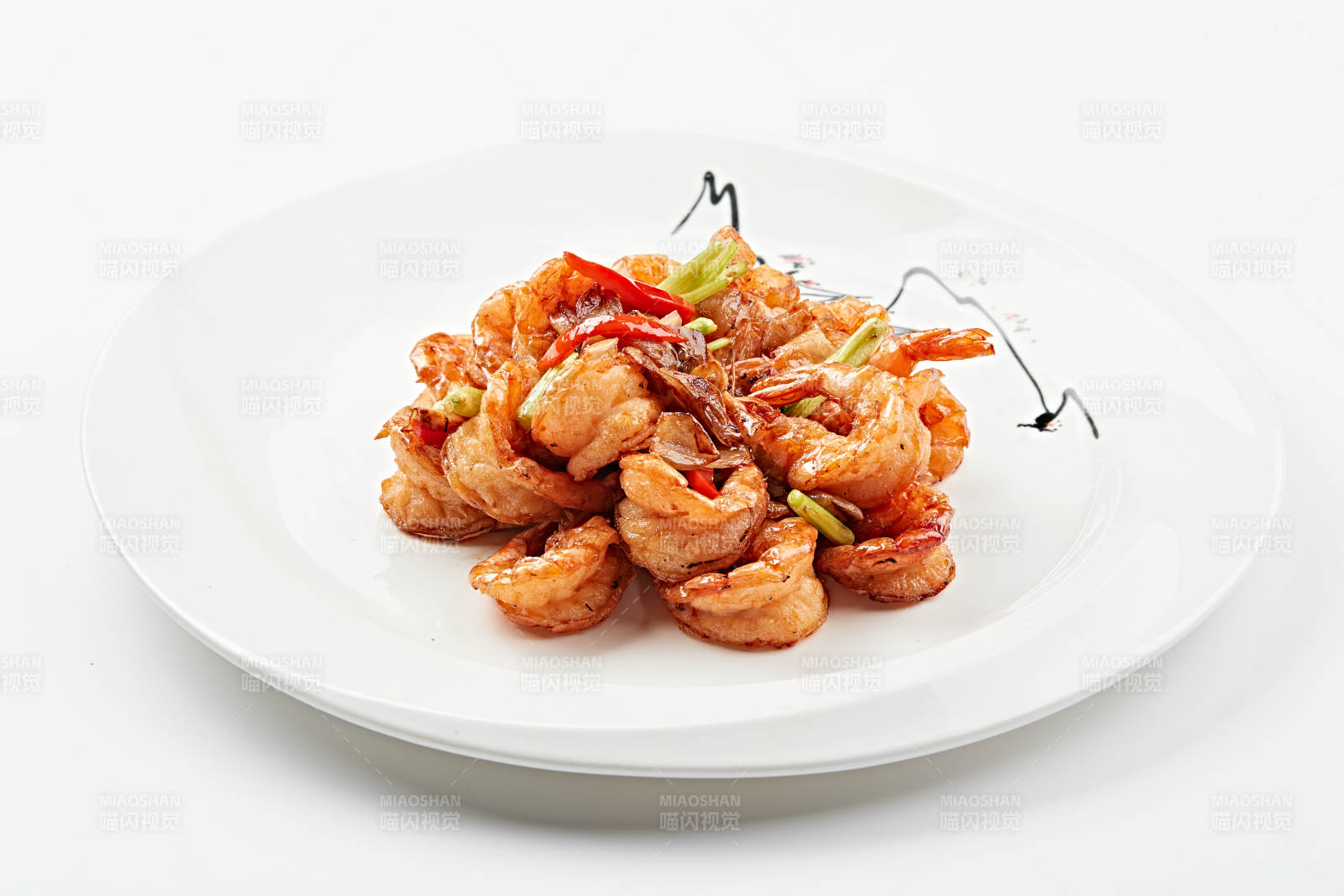 白色瓷盘装的甜辣油炸开背虾图片