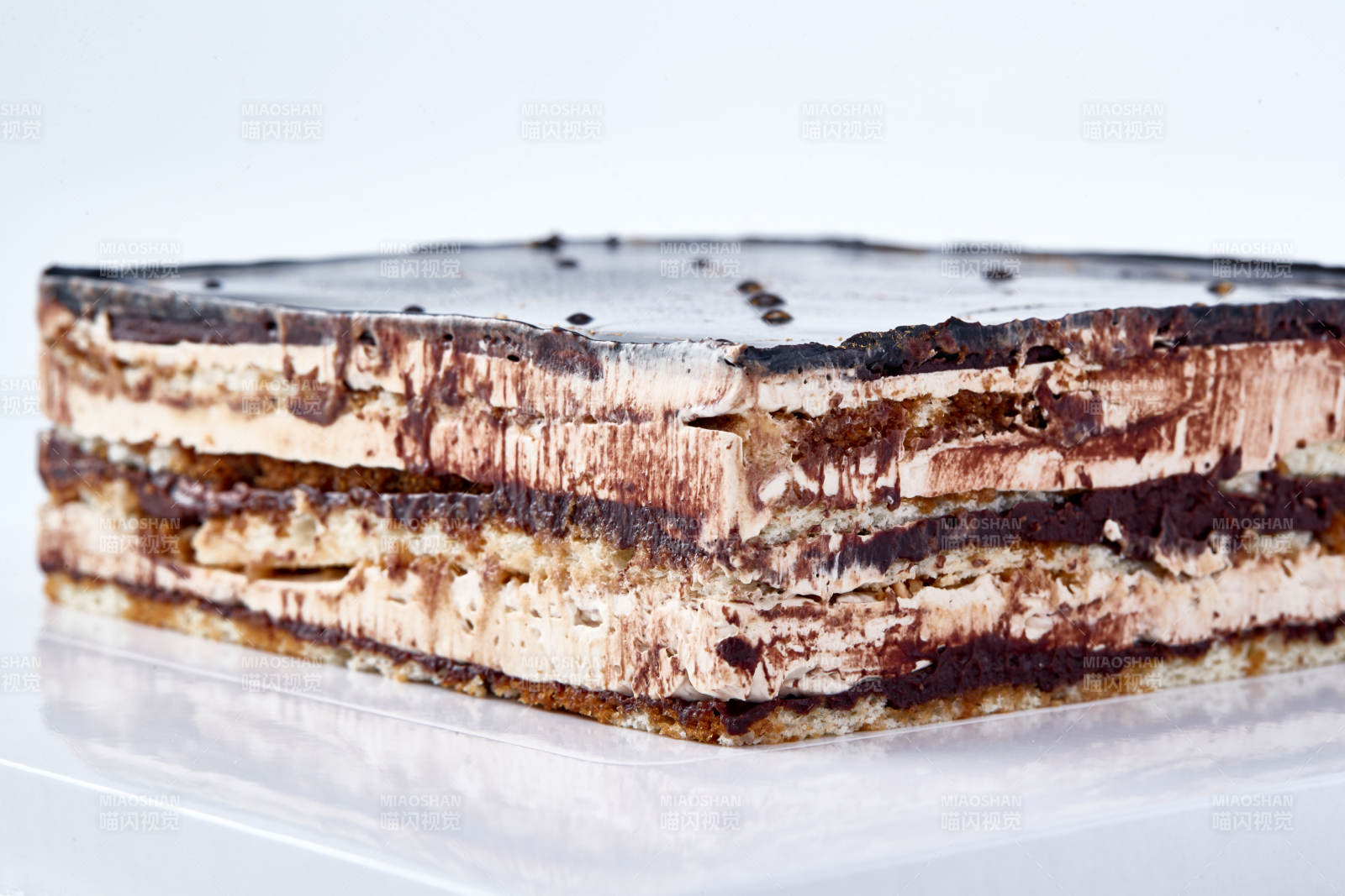 比利黑巧克力鲜奶慕斯杏仁蛋糕图片