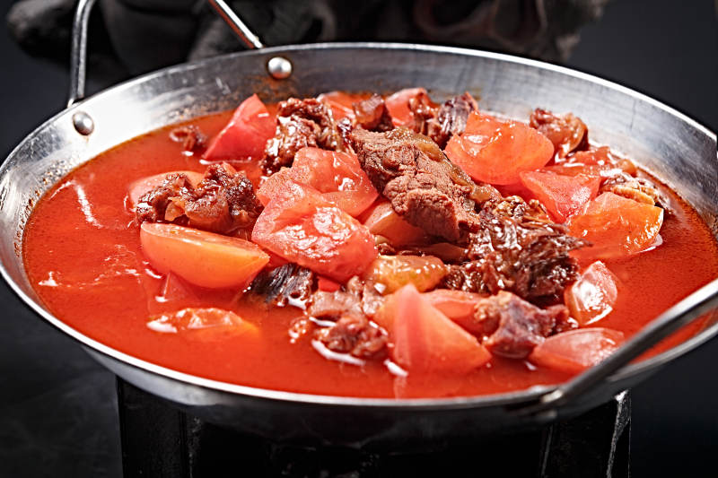锅仔西红柿炖牛腩图片
