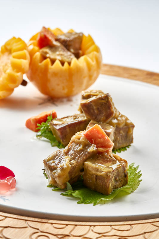 精美餐具装的咖喱雪花和牛粒图片