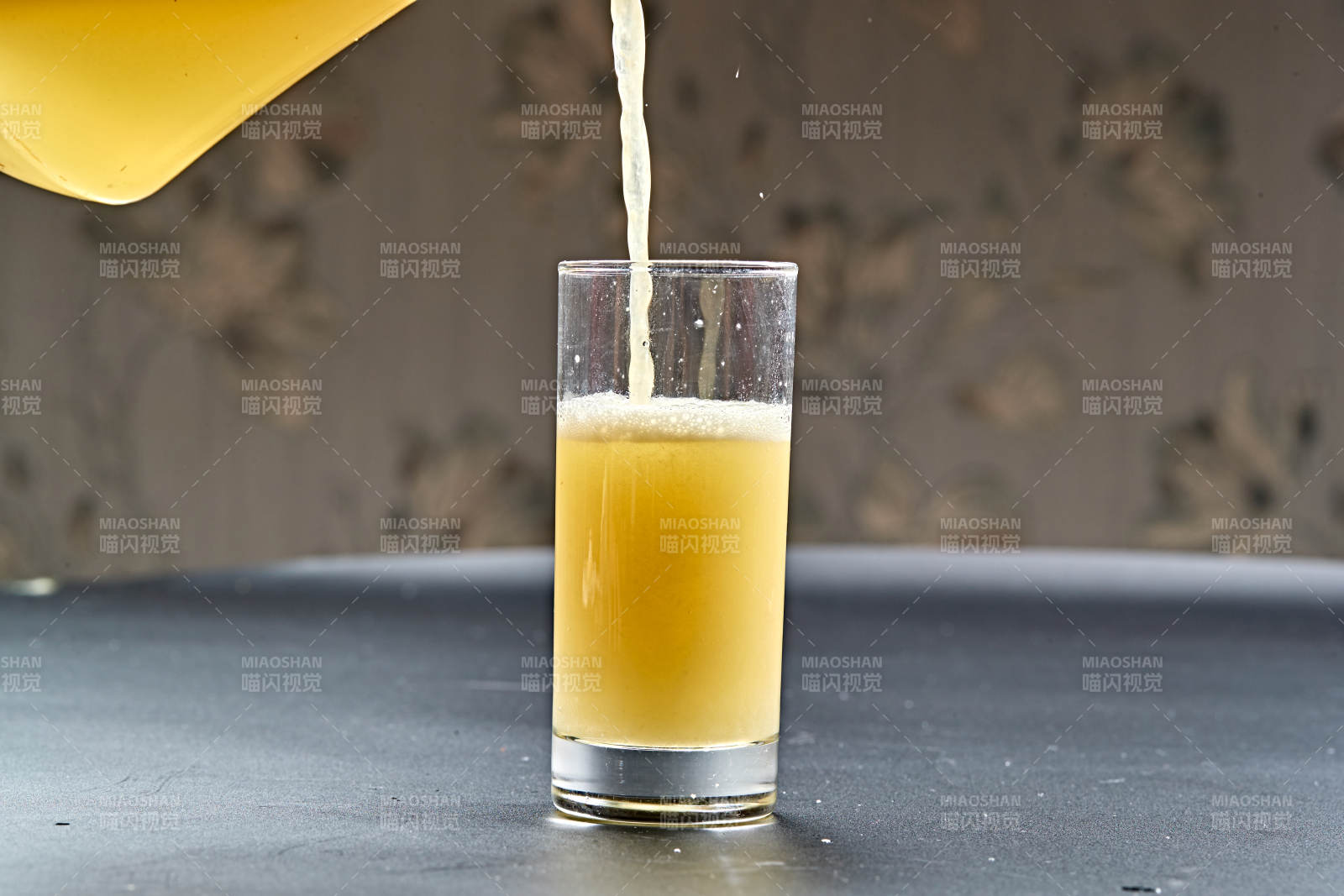 玻璃器皿装的鲜榨果蔬汁图片