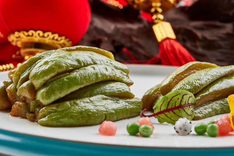 精美瓷餐具装的腌渍佛手瓜图片