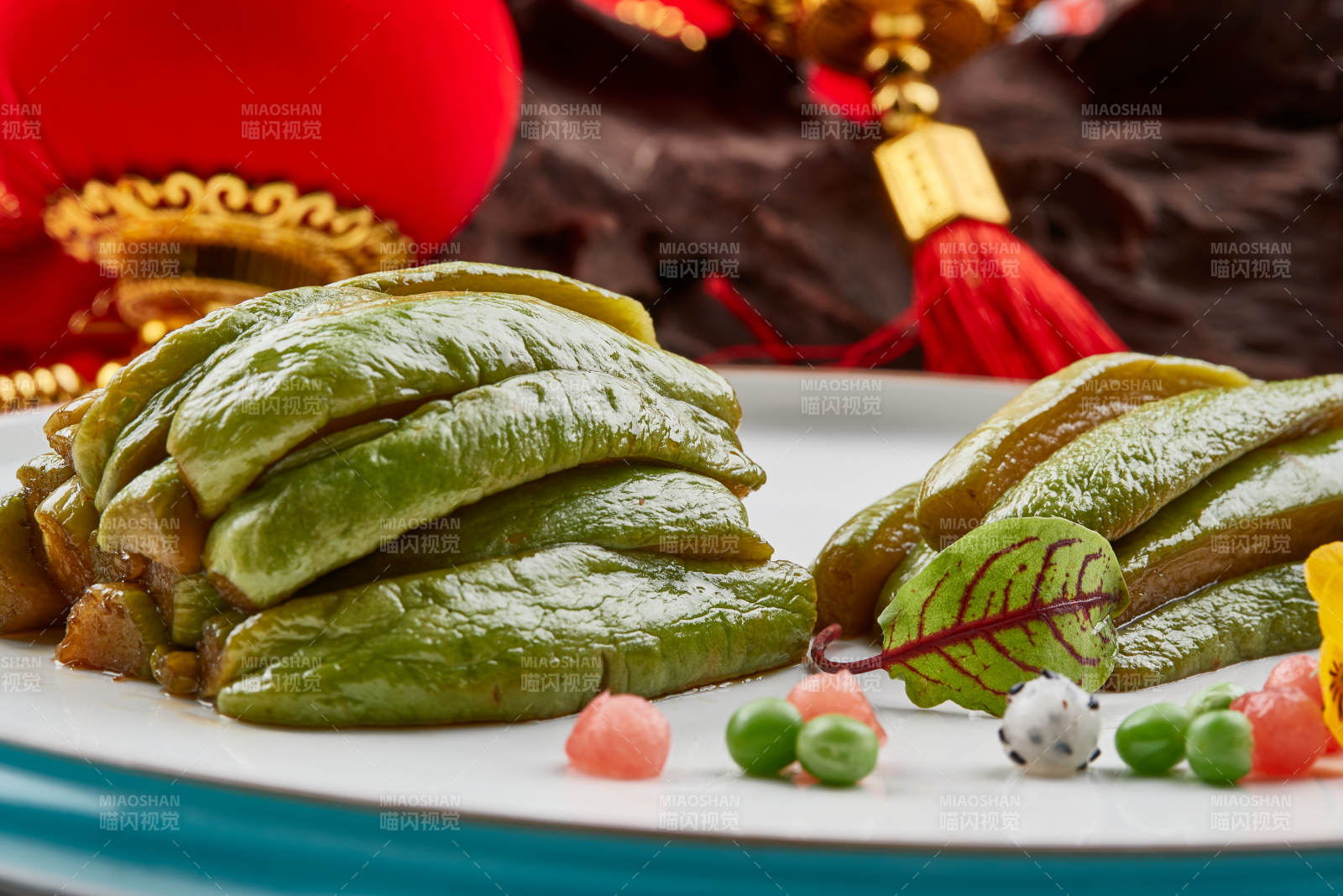 精美瓷餐具装的腌渍佛手瓜图片