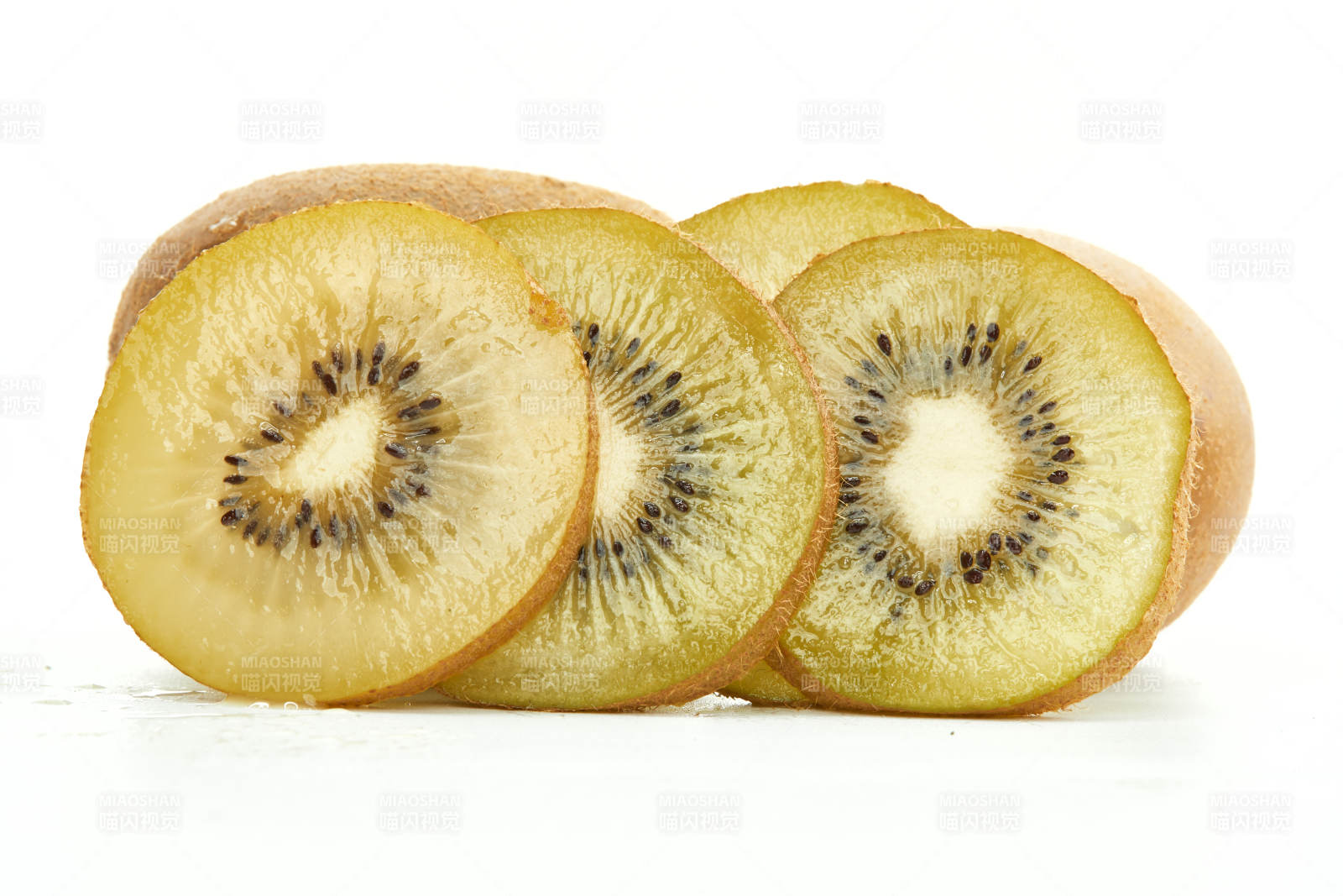 白色背景上摆放的新鲜水嫩猕猴桃图片
