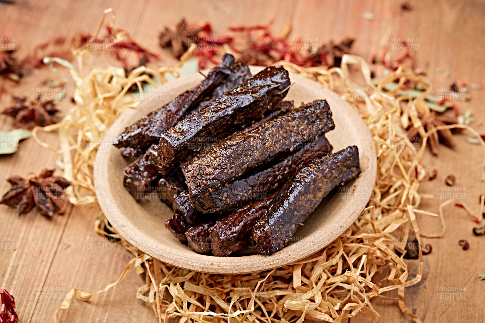 陶瓷餐具装摆的内蒙古特产牛肉干图片