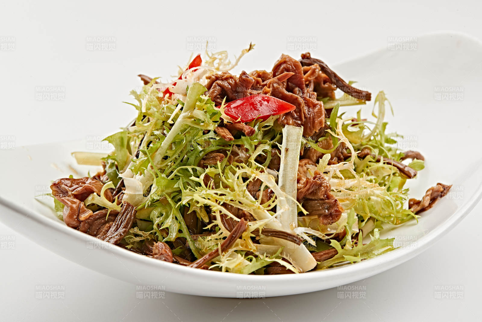 白色瓷盘装的苦菊炝拌茶树菇图片