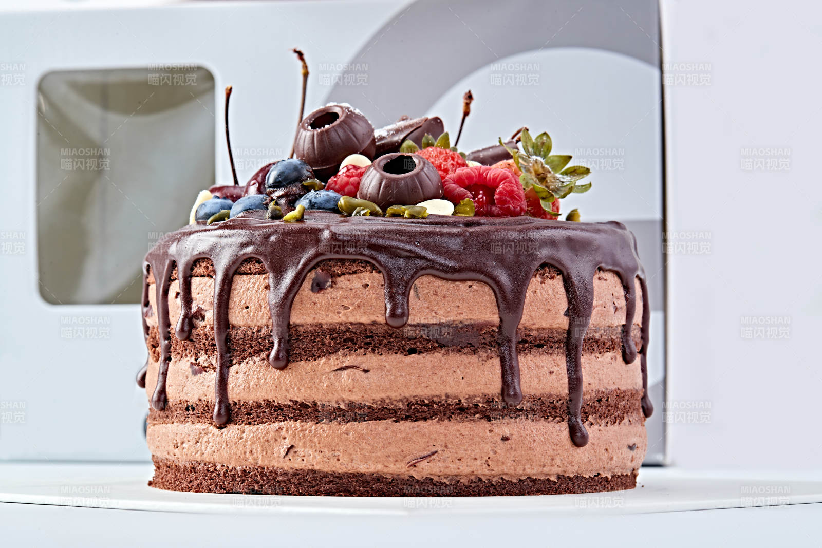 蓝莓草莓车厘子巧克力鲜奶慕斯生日蛋糕图片