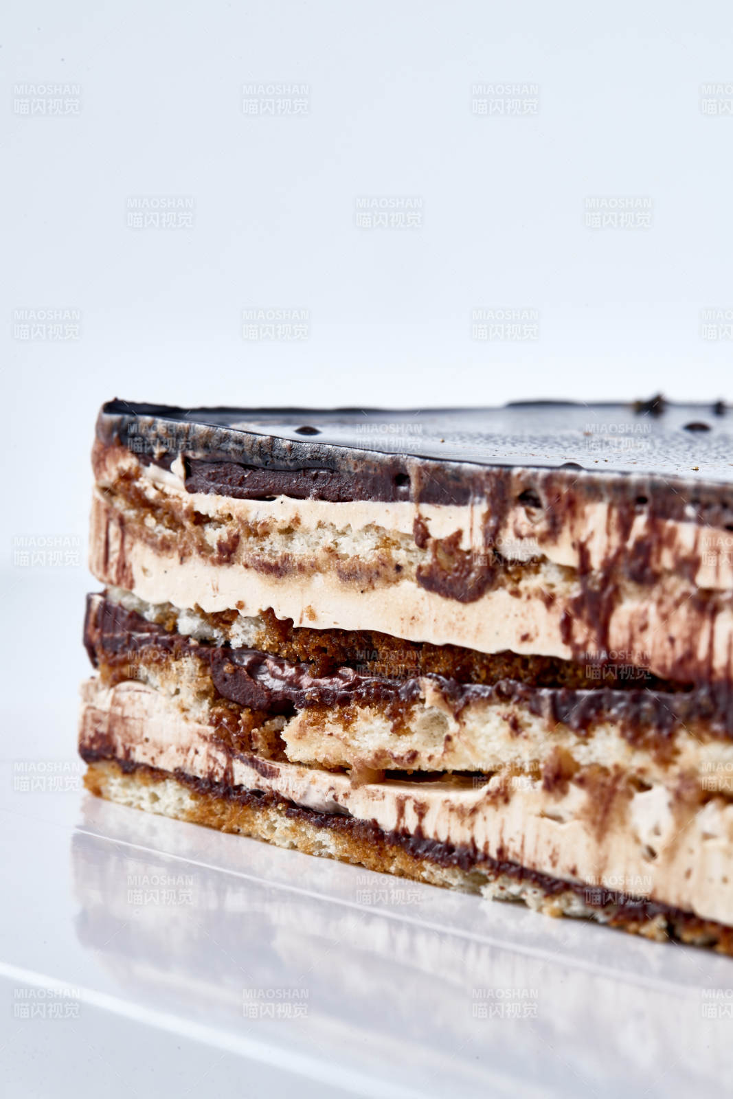 比利黑巧克力鲜奶慕斯杏仁蛋糕图片