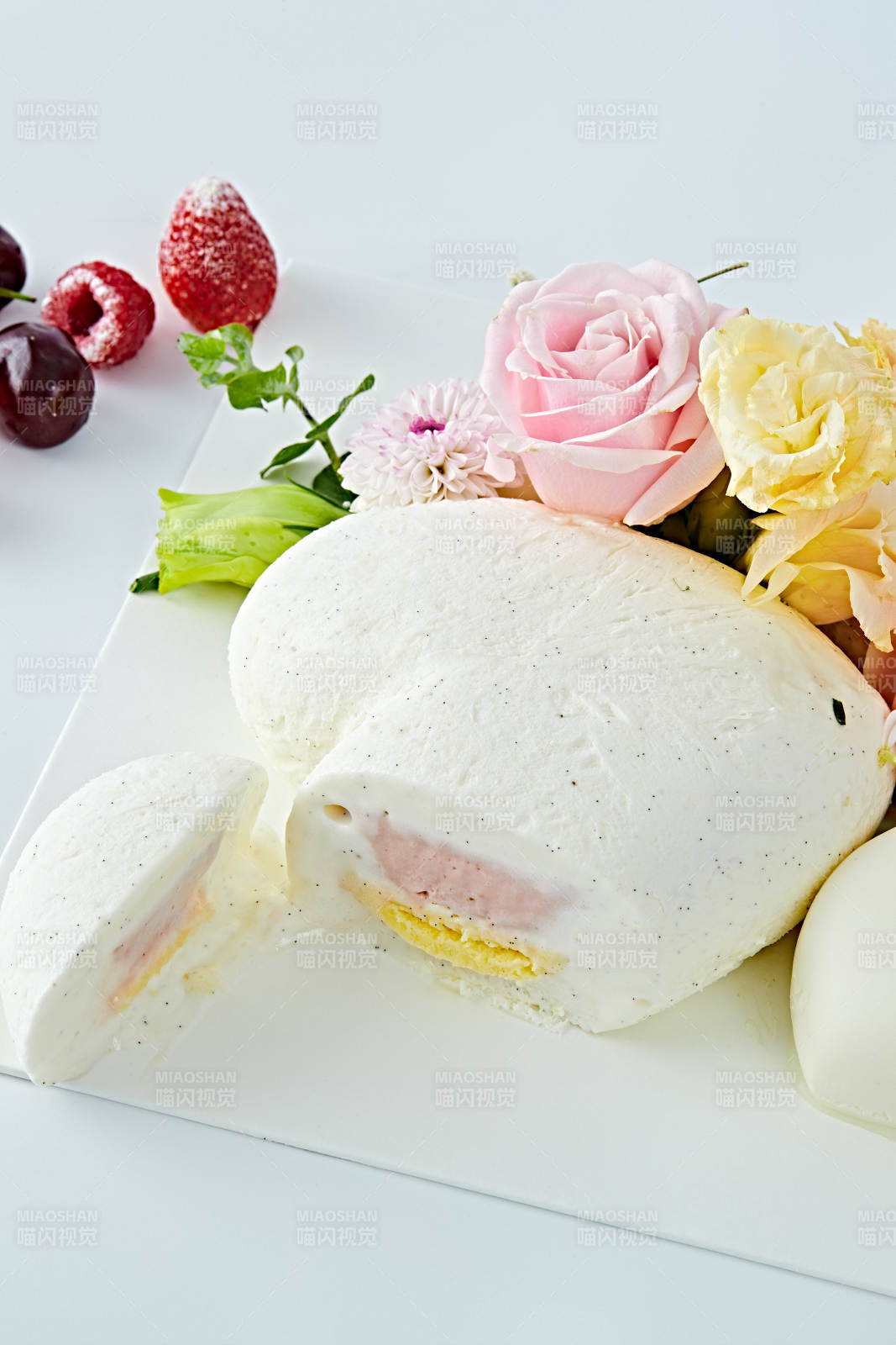 爱心造型椰奶香芋情人节蛋糕图片