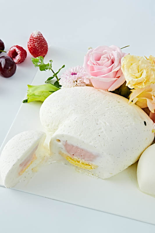 爱心造型椰奶香芋情人节蛋糕图片