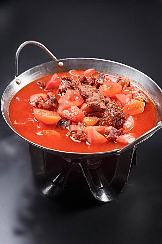 锅仔西红柿炖牛腩图片