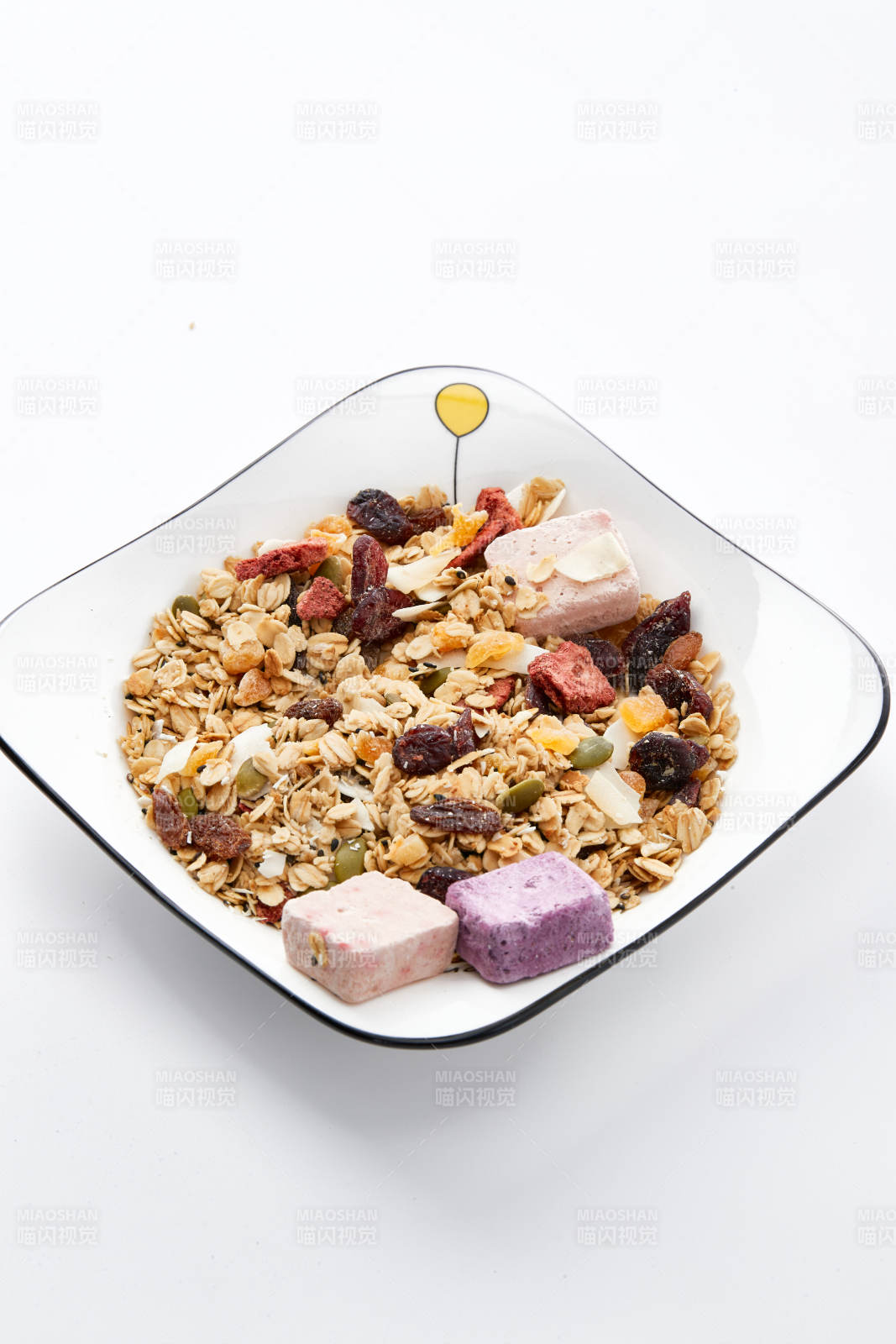 美味健康的营养早餐坚果混合烤燕麦图片