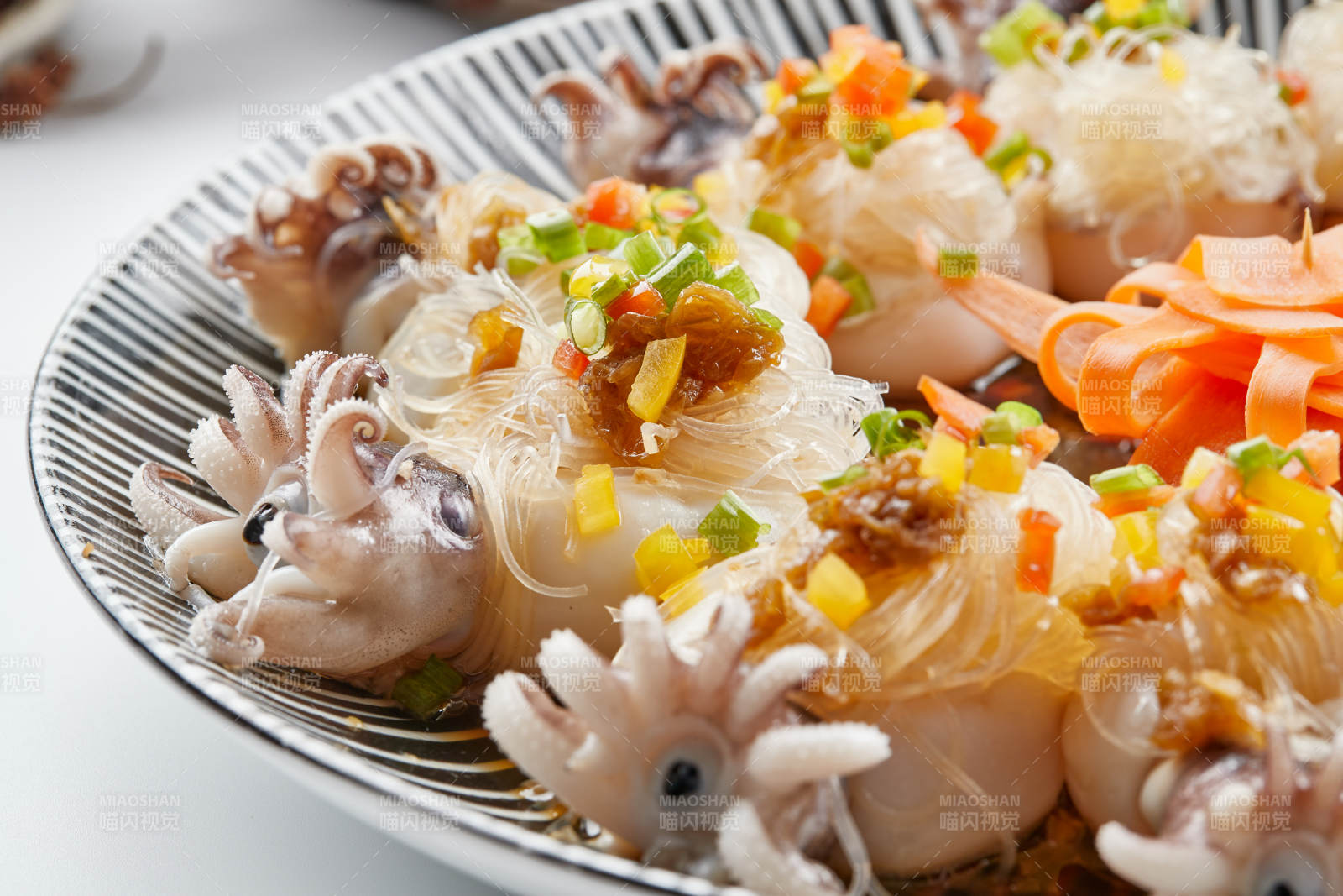 精美餐具装的蒜蓉粉丝蒸籽乌图片