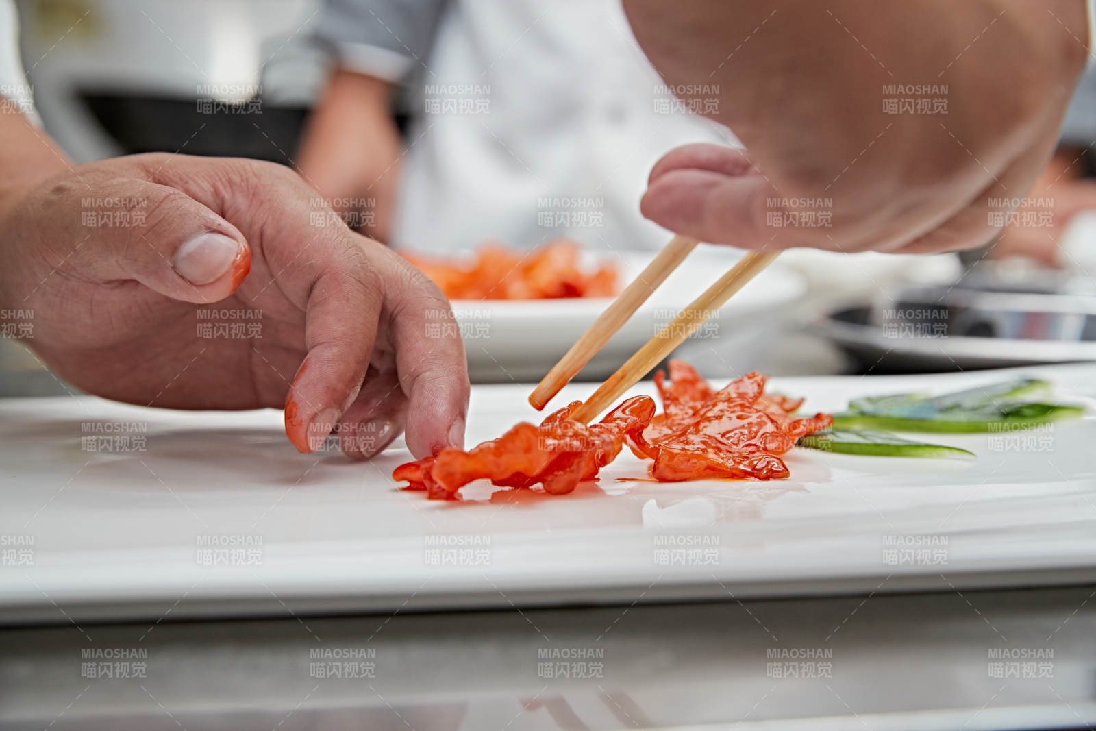 人与食物紧张忙碌的中餐厨房图片