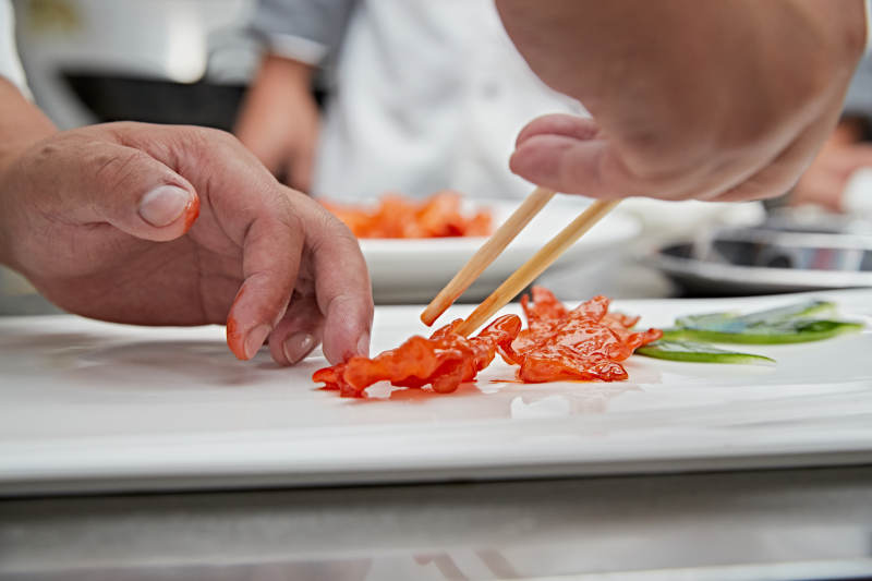 人与食物紧张忙碌的中餐厨房图片