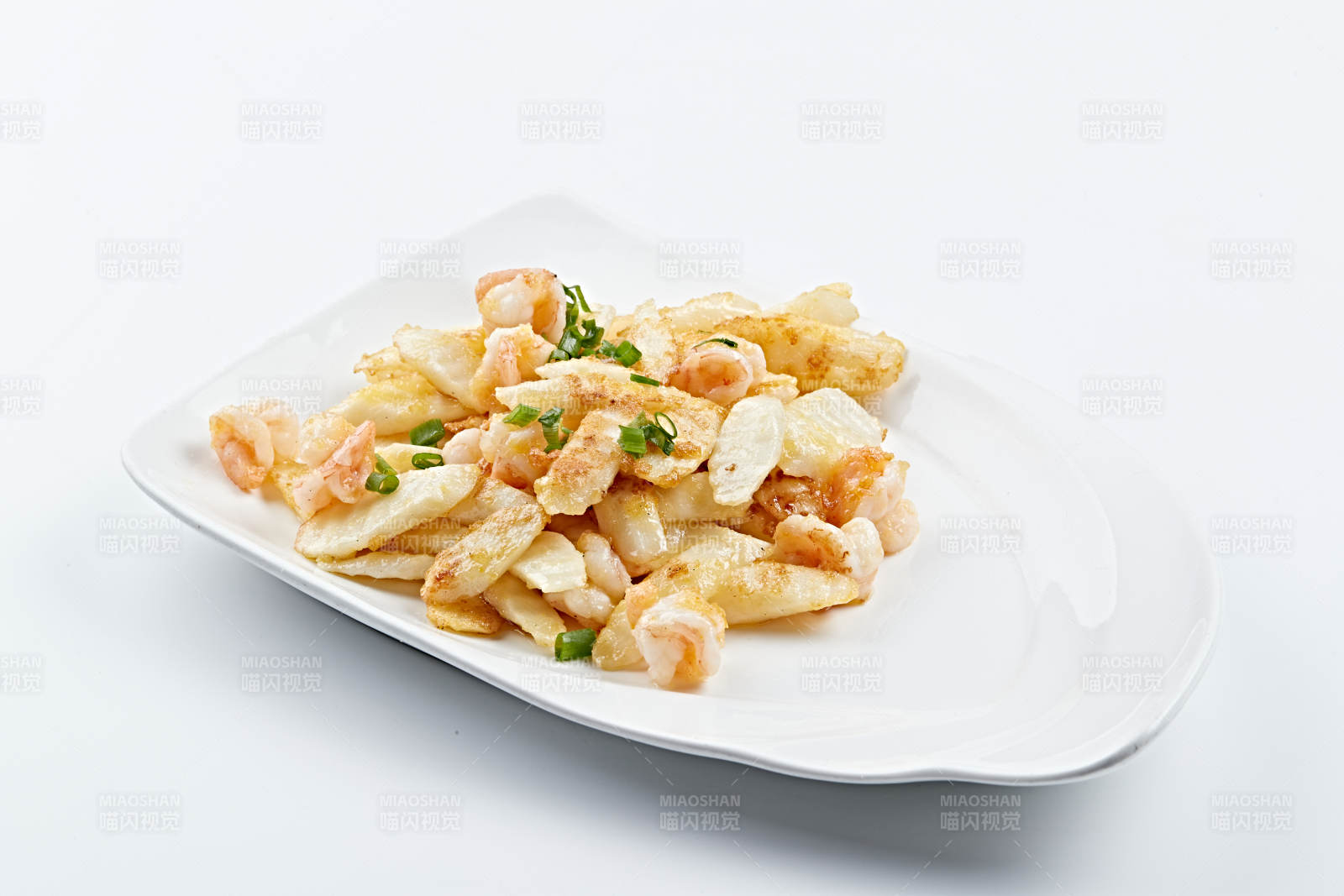 白色瓷盘装的香炸山药大虾仁图片