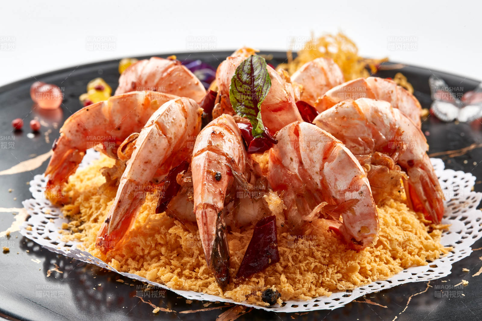 黑色瓷盘装的避风塘炸虾图片