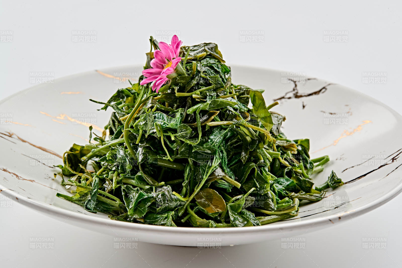 白色瓷盘装的凉拌丝瓜苗图片