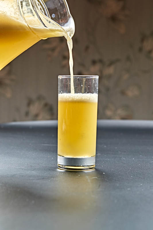 玻璃器皿装的鲜榨果蔬汁图片