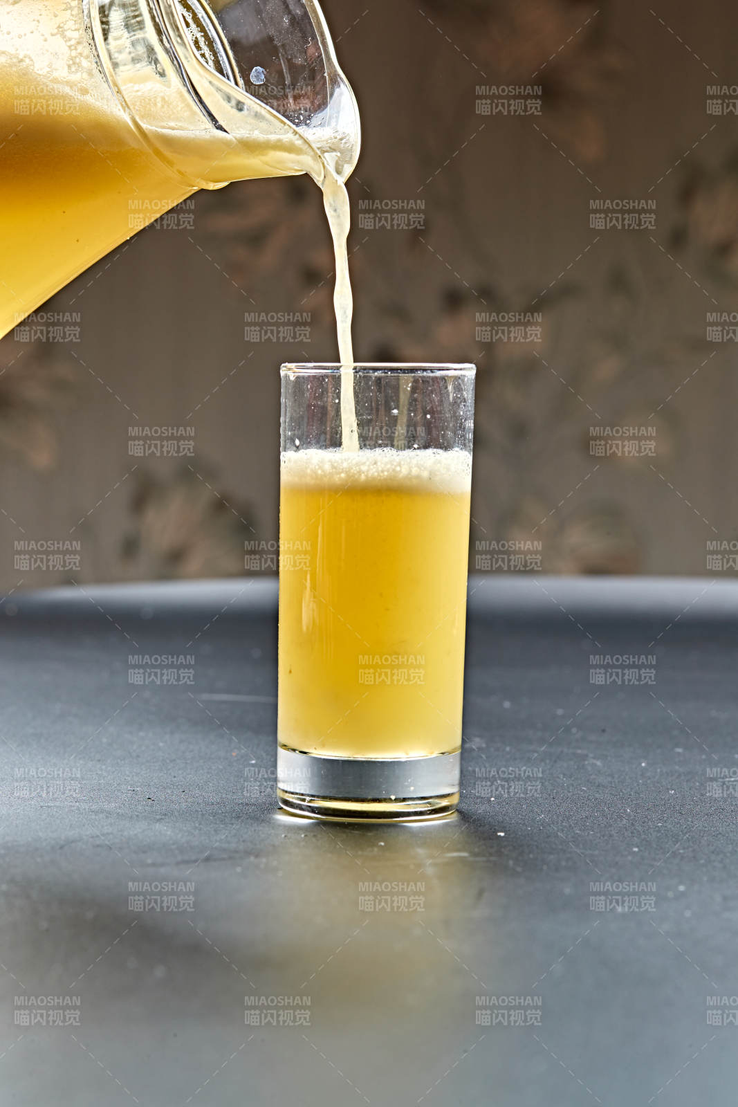 玻璃器皿装的鲜榨果蔬汁图片