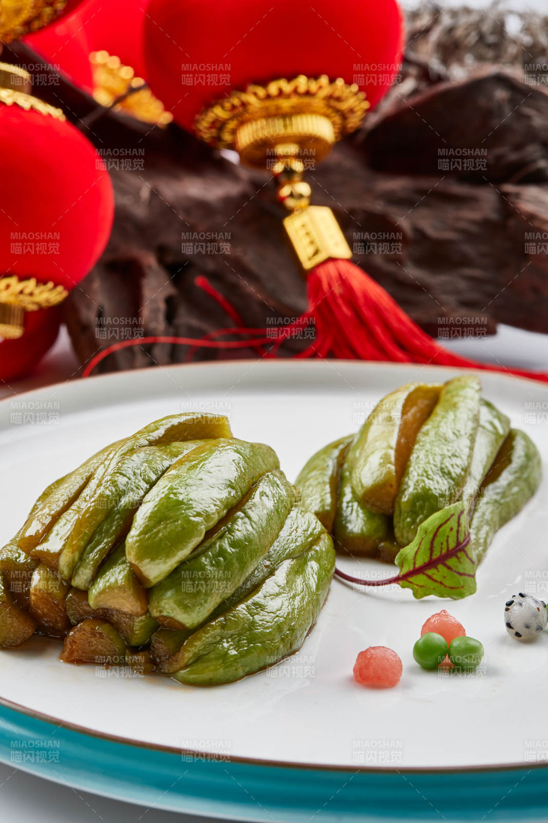 精美瓷餐具装的腌渍佛手瓜图片