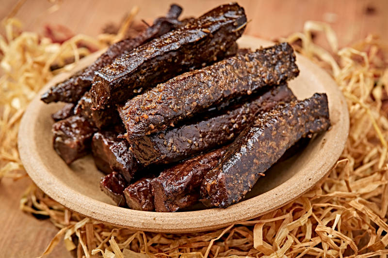 陶瓷餐具装摆的内蒙古特产牛肉干图片