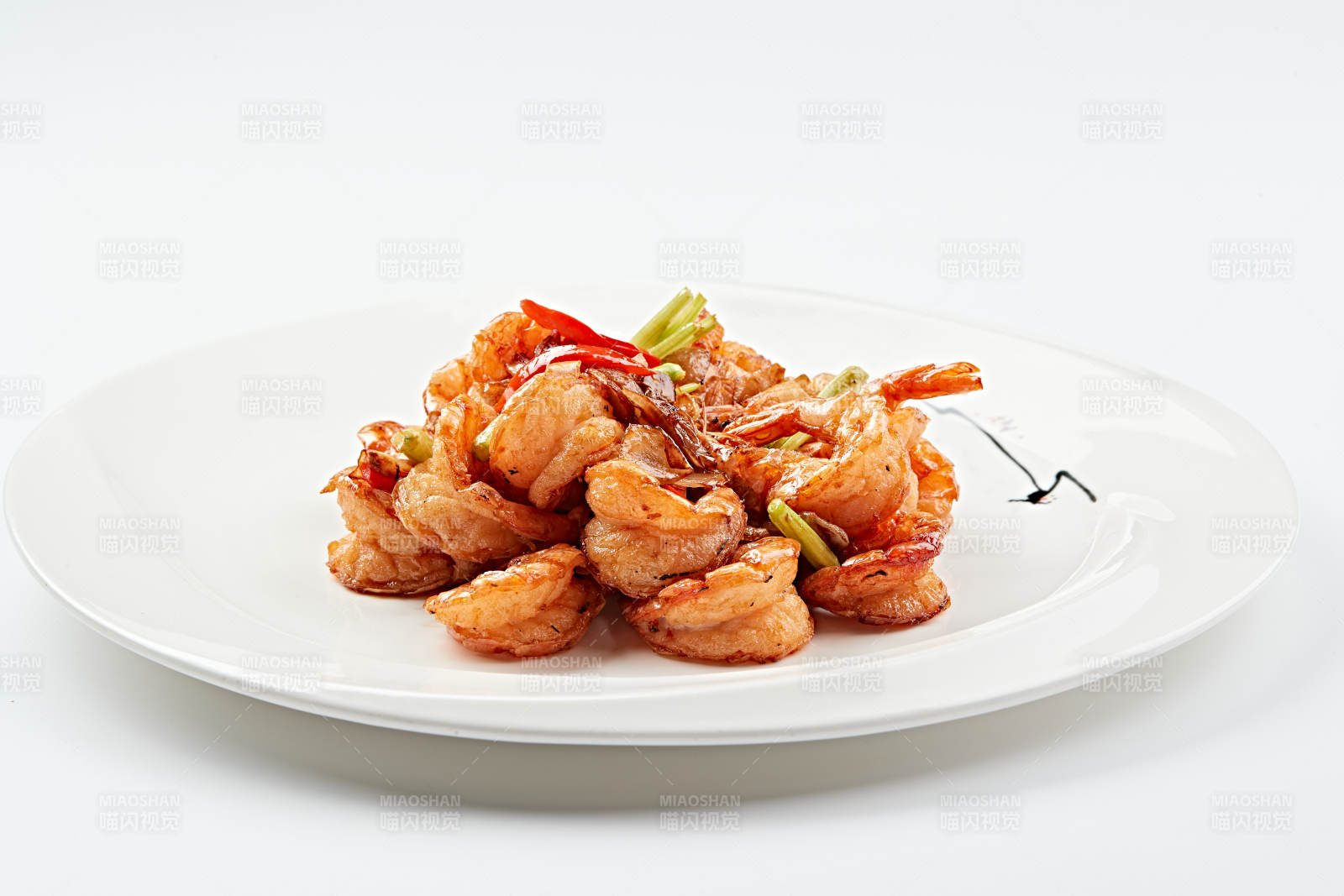 白色瓷盘装的甜辣油炸开背虾图片