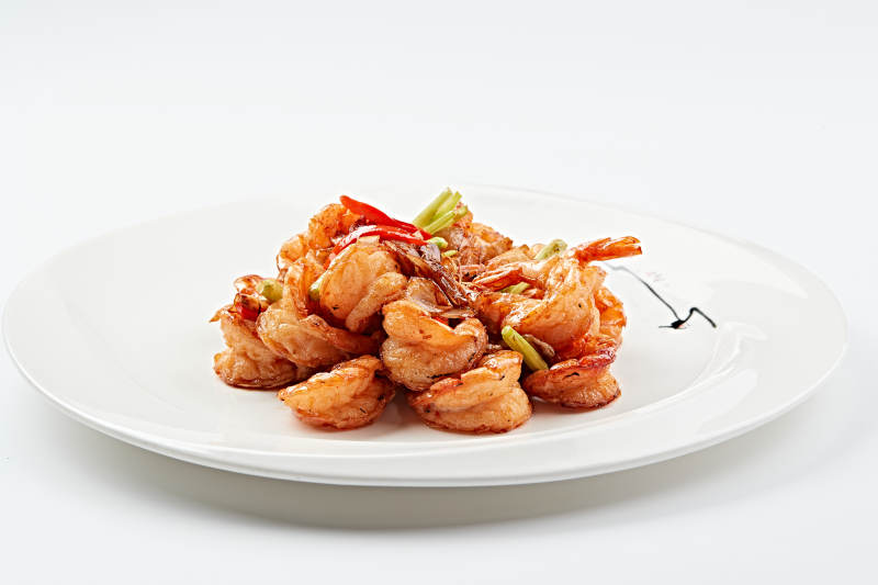 白色瓷盘装的甜辣油炸开背虾图片