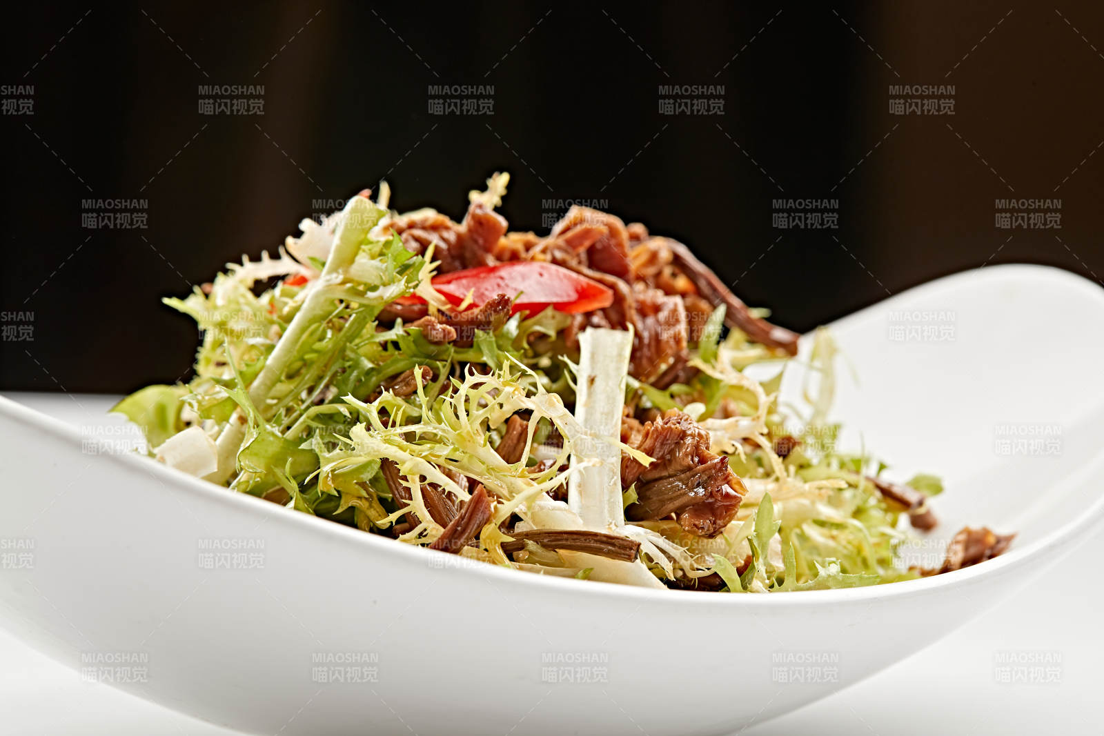 白色瓷盘装的苦菊炝拌茶树菇图片