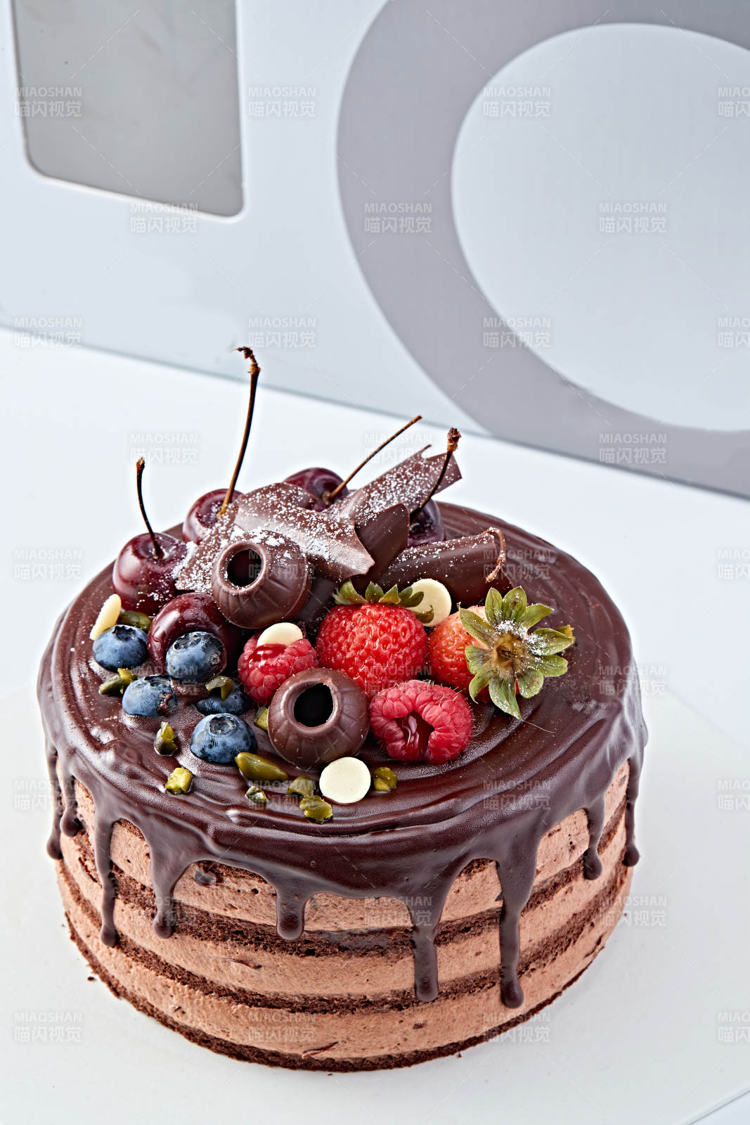 蓝莓草莓车厘子巧克力鲜奶慕斯生日蛋糕图片