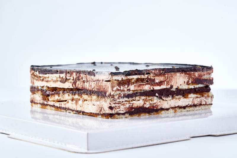 比利黑巧克力鲜奶慕斯杏仁蛋糕图片