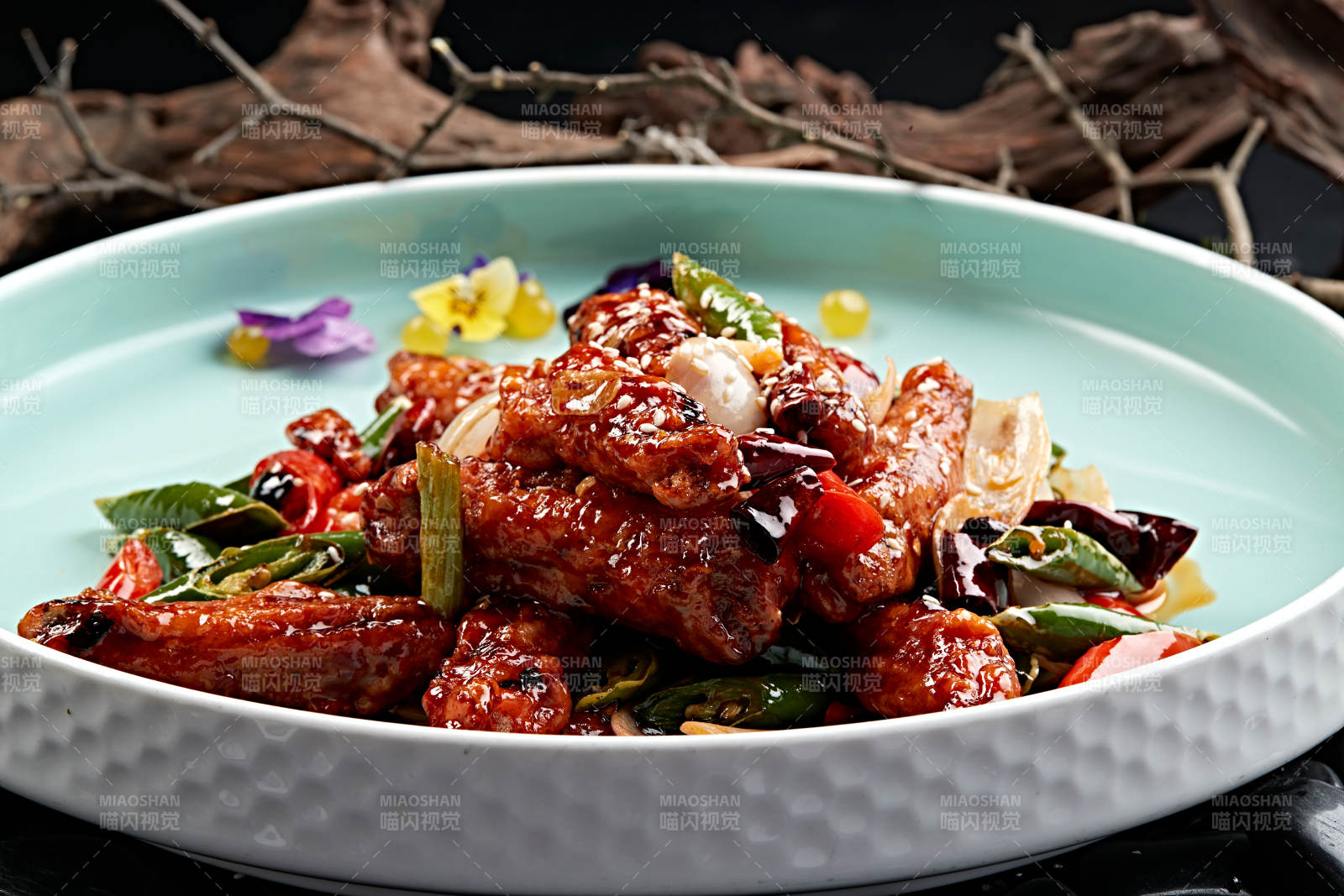 川香油炸麻辣鸡翅中图片