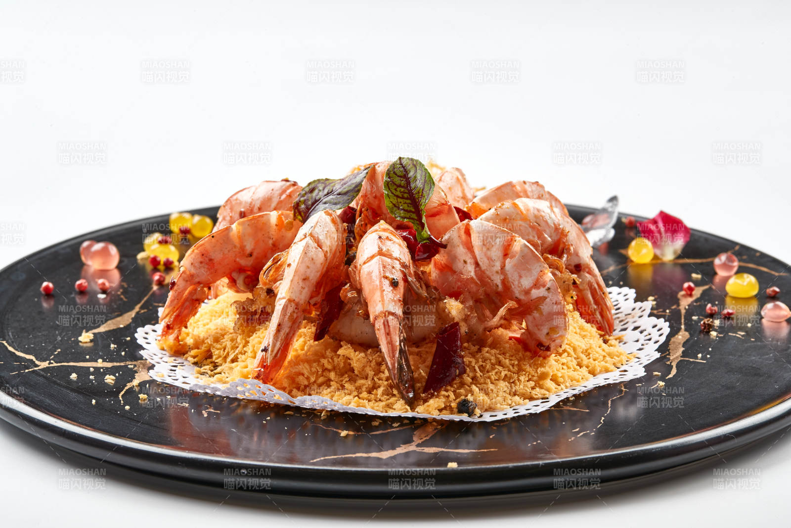 黑色瓷盘装的避风塘炸虾图片