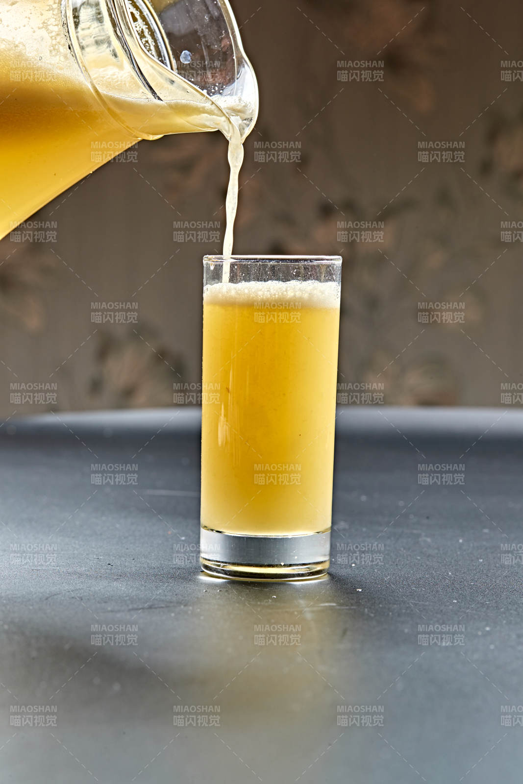 玻璃器皿装的鲜榨果蔬汁图片