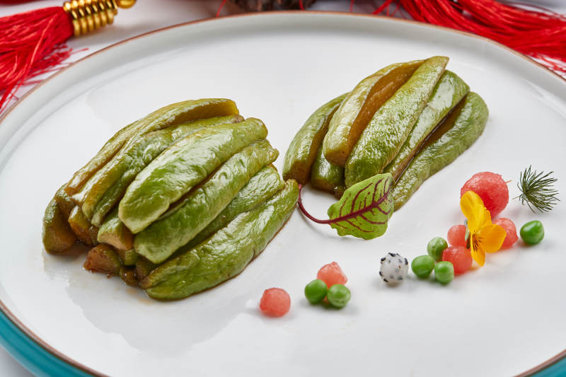 精美瓷餐具装的腌渍佛手瓜图片