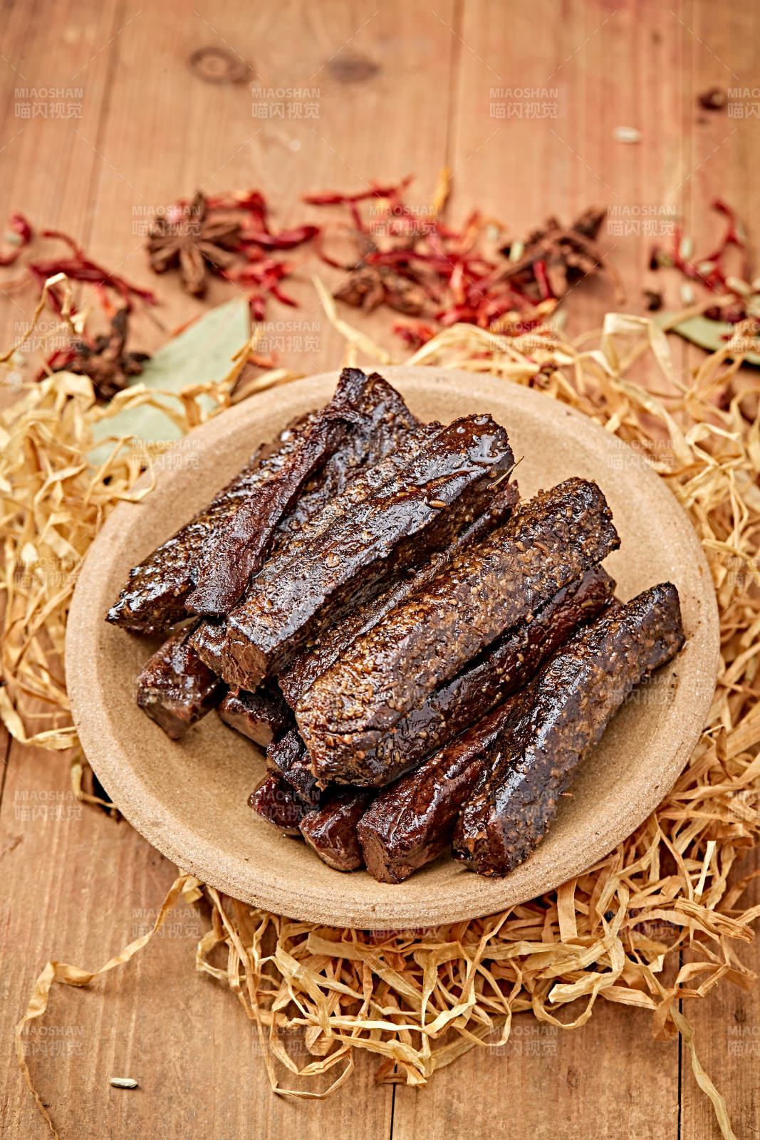 陶瓷餐具装摆的内蒙古特产牛肉干图片