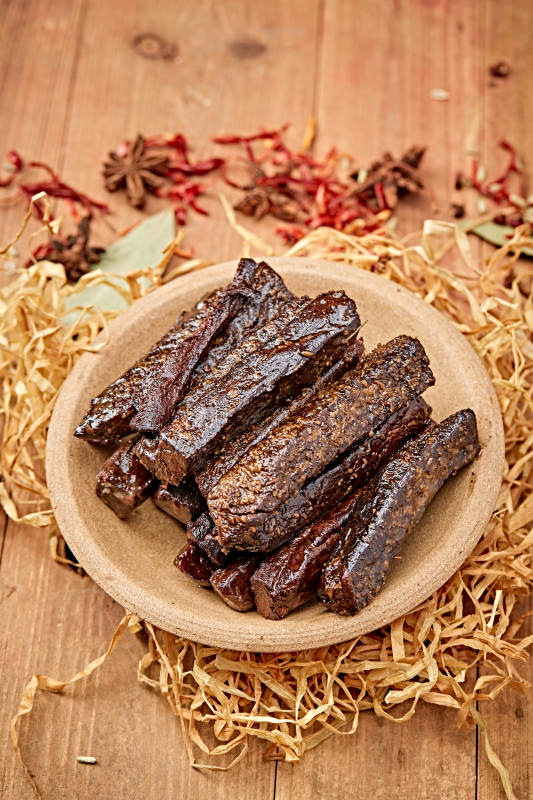陶瓷餐具装摆的内蒙古特产牛肉干图片