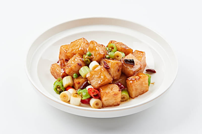 白色瓷盘装的宫保味广式萝卜糕图片