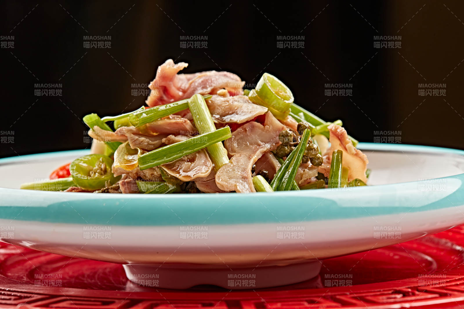 白色瓷盘装的苦菊炝拌茶树菇图片