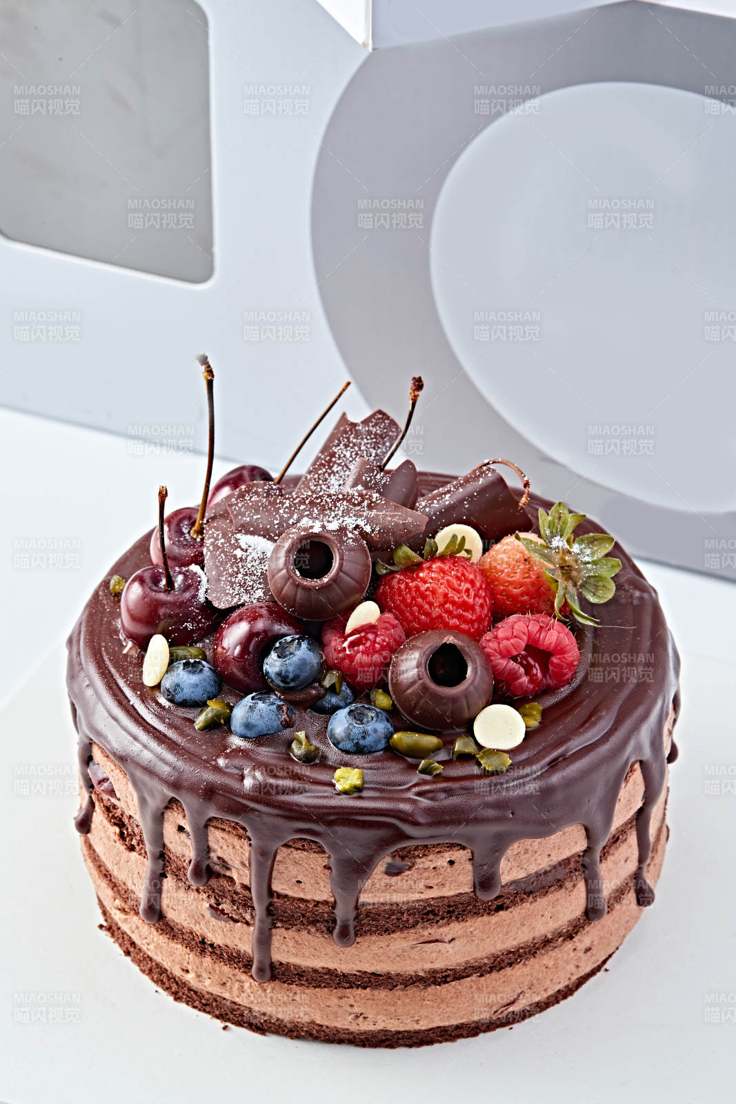 蓝莓草莓车厘子巧克力鲜奶慕斯生日蛋糕图片