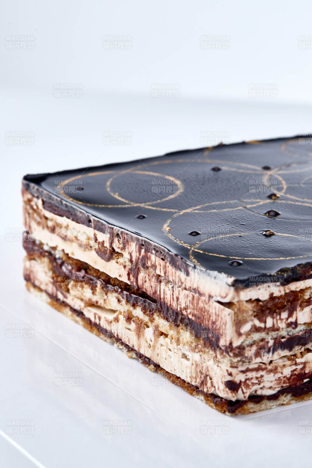 比利黑巧克力鲜奶慕斯杏仁蛋糕图片