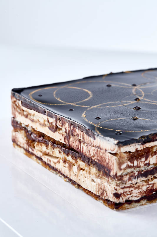 比利黑巧克力鲜奶慕斯杏仁蛋糕图片