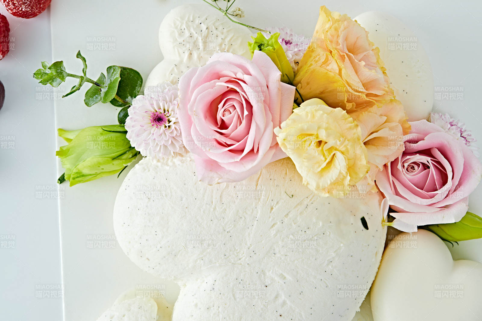 爱心造型椰奶香芋情人节蛋糕图片