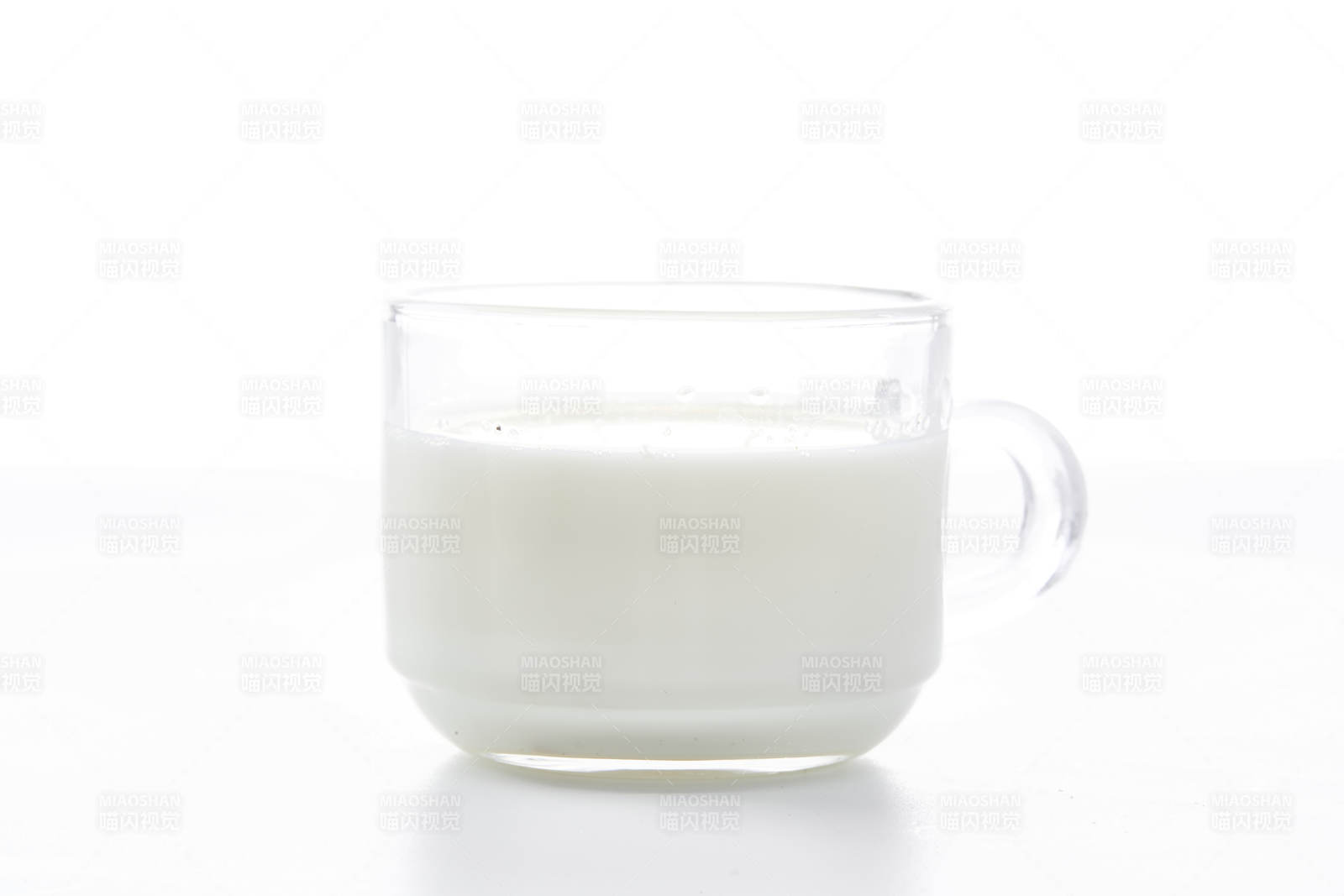 一杯醇香无比的新鲜牛奶图片