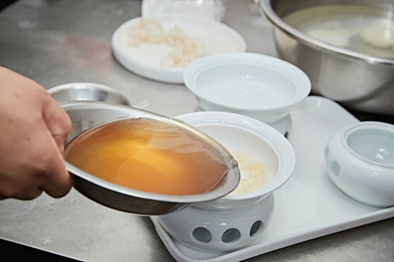 人与食物紧张忙碌的中餐厨房图片