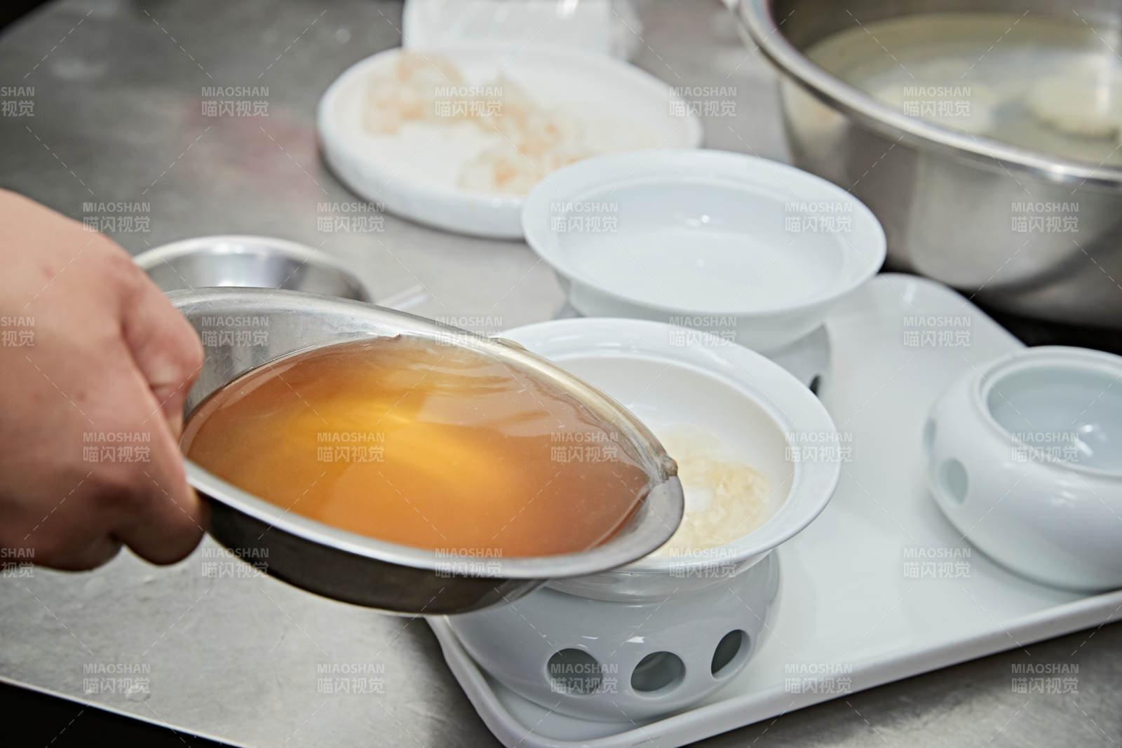 人与食物紧张忙碌的中餐厨房图片