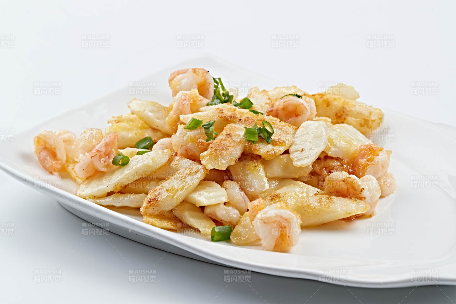 白色瓷盘装的香炸山药大虾仁图片